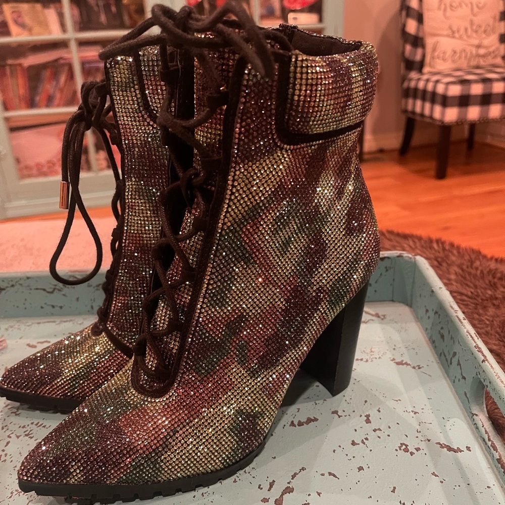 Steve Madden bling camo boots super cute never worn size 7